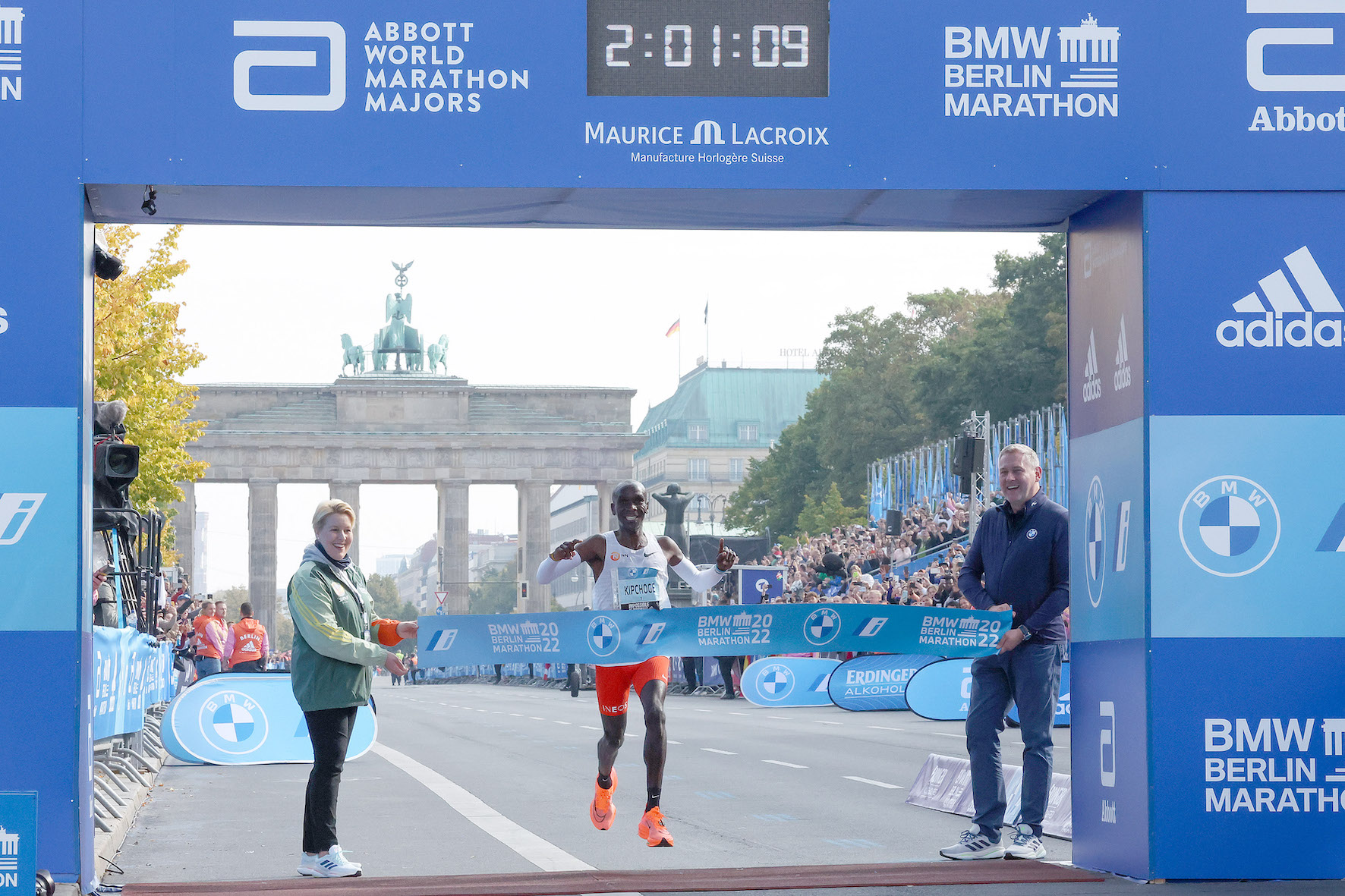 W Berlinie Kenijczyk Eliud Kipchoge ustanowił rekord świata w maratonie 2:01:09! Etiopka Tigist Assefa z nowym rekordem trasy 2:15:37!