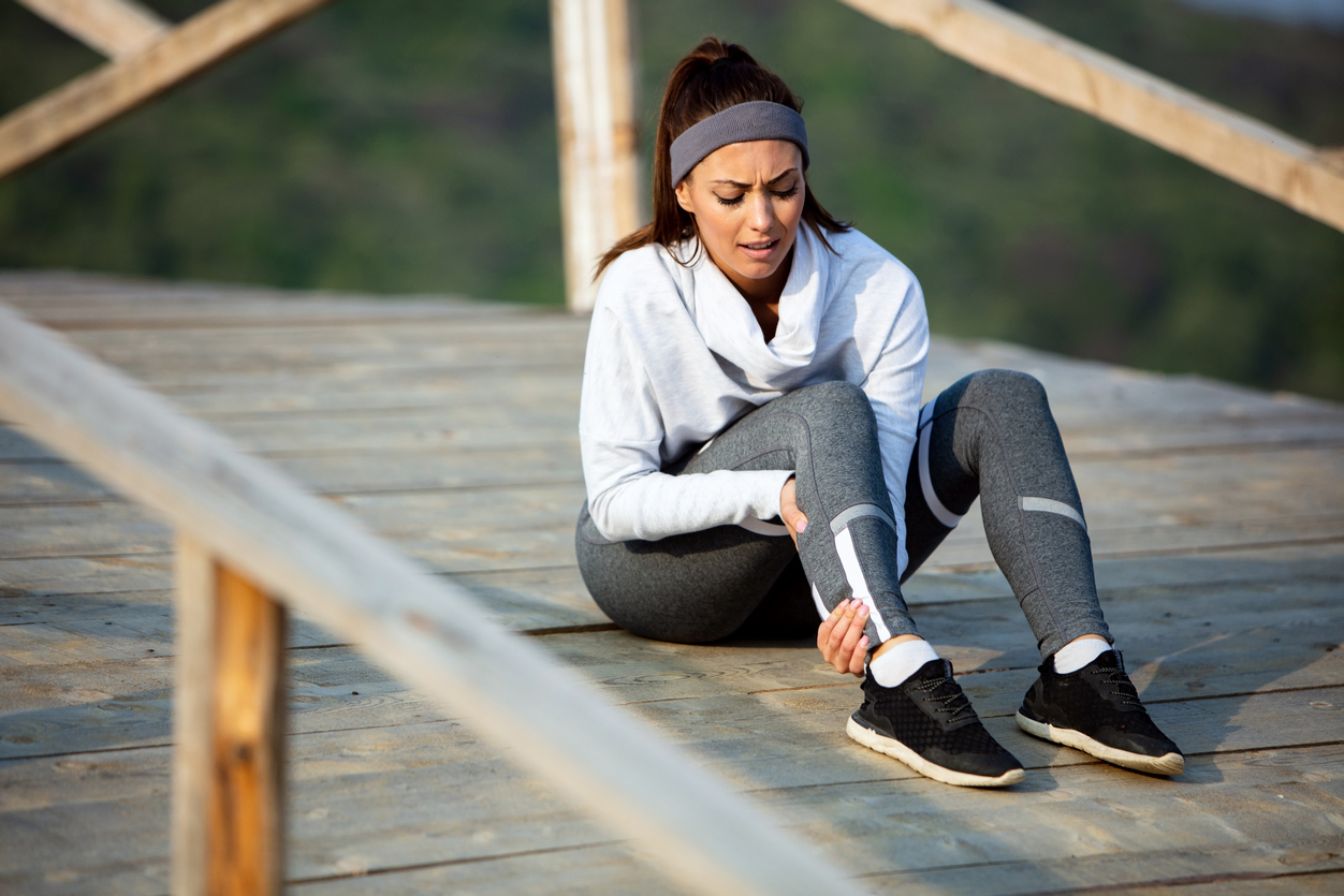 Jak radzić sobie ze skurczami nóg podczas biegu?